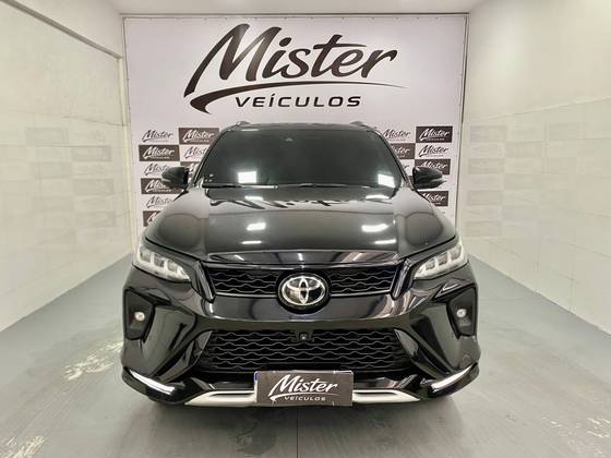 TOYOTA HILUX SW4 2.8 D-4D TURBO DIESEL DIAMOND 7L 4X4 AUTOMÁTICO TOYOTA HILUX SW4 2.8 D-4D TURBO DIESEL DIAMOND 7L 4X4 AUTOMÁTICO